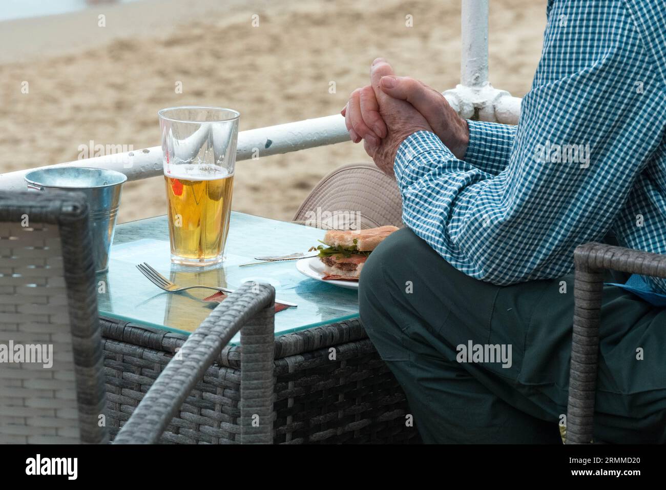 La pensione ha apprezzato molto il pranzo in spiaggia Foto Stock