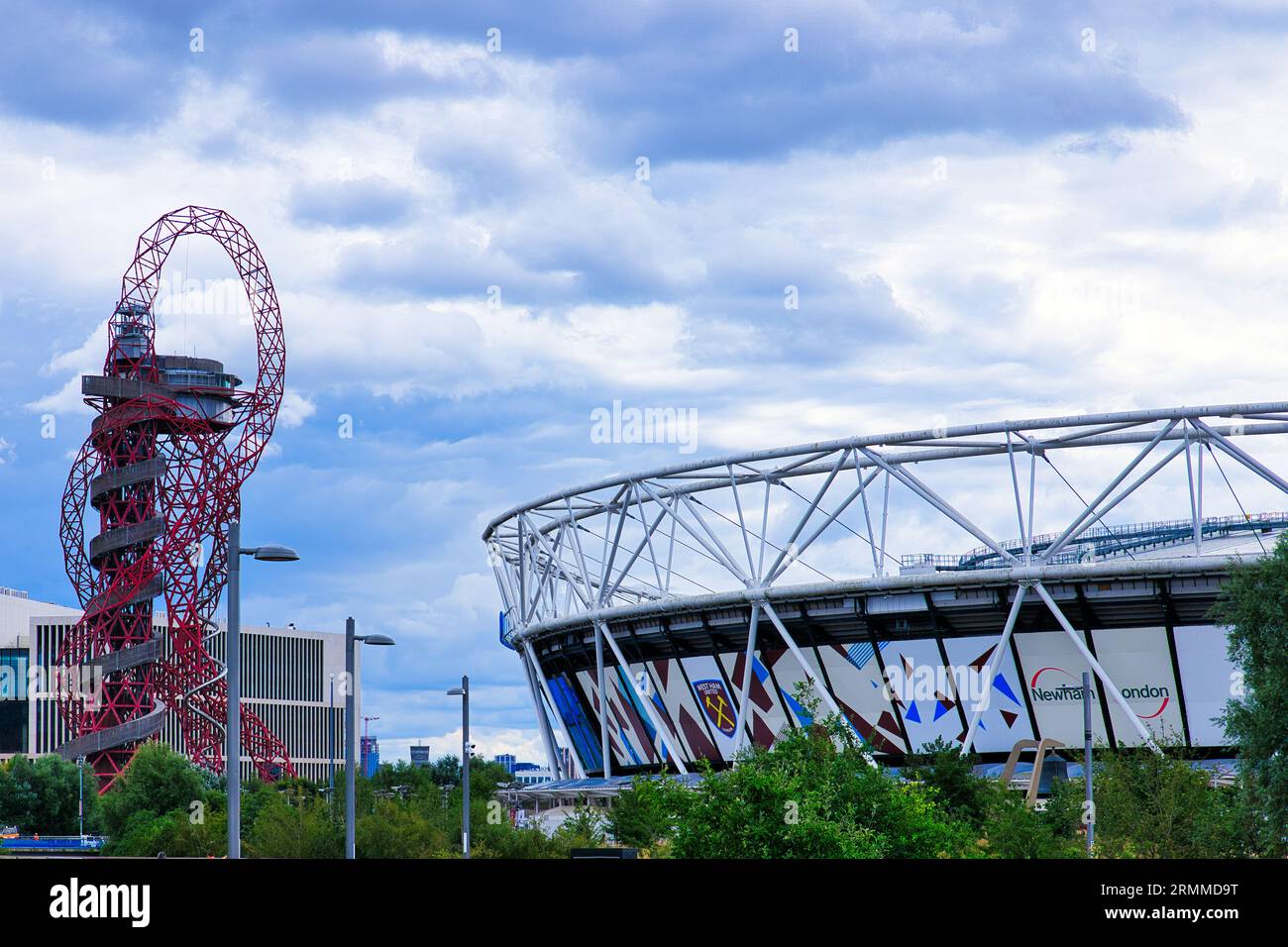 ArcelorMittal Orbit Tower e London Stadium, sede del West Ham United FC, al Queen Elizabeth Olympic Park, Stratford, Londra, Regno Unito Foto Stock