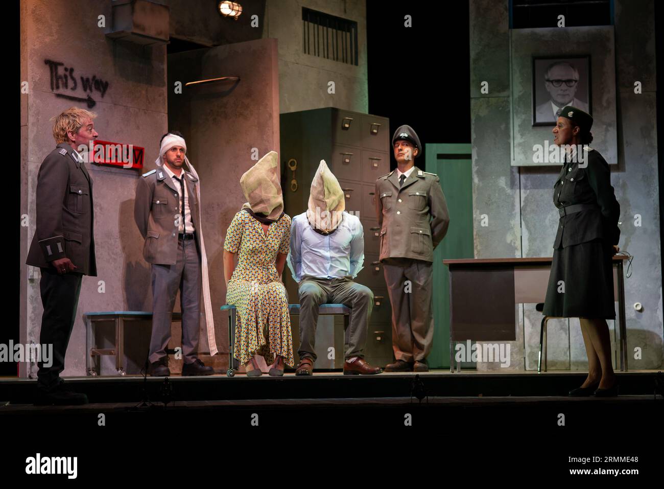 Gli attori si esibiscono durante la presentazione dello spettacolo `Berlino, Berlino´, al teatro Alcazar di Madrid.29 agosto 2023 Spagna Foto Stock