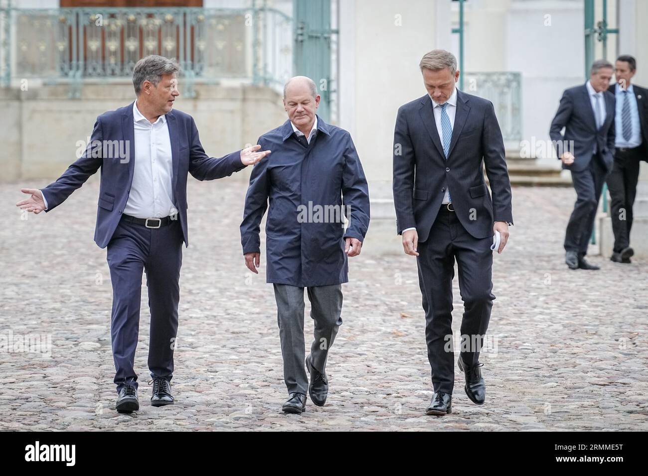 Meseberg, Germania. 29 agosto 2023. Robert Habeck (l-r, Bündnis 90/die Grünen), Ministro federale dell'economia e della protezione del clima, Cancelliere Olaf Scholz (SPD) e Christian Lindner (FDP), Ministro federale delle Finanze, arrivano per una dichiarazione stampa ai margini del ritiro di medio termine fuori dal Schloss Meseberg. Il Cancelliere Scholz e i suoi 16 ministri stanno discutendo le attuali questioni della coalizione alla quinta riunione a porte chiuse del governo a semaforo. Crediti: Kay Nietfeld/dpa/Alamy Live News Foto Stock