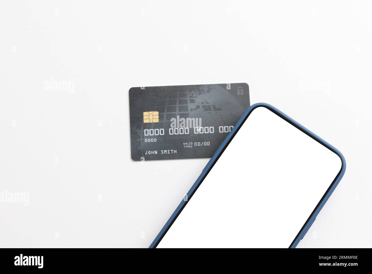 Smartphone con schermo vuoto e carta di credito su sfondo bianco Foto Stock