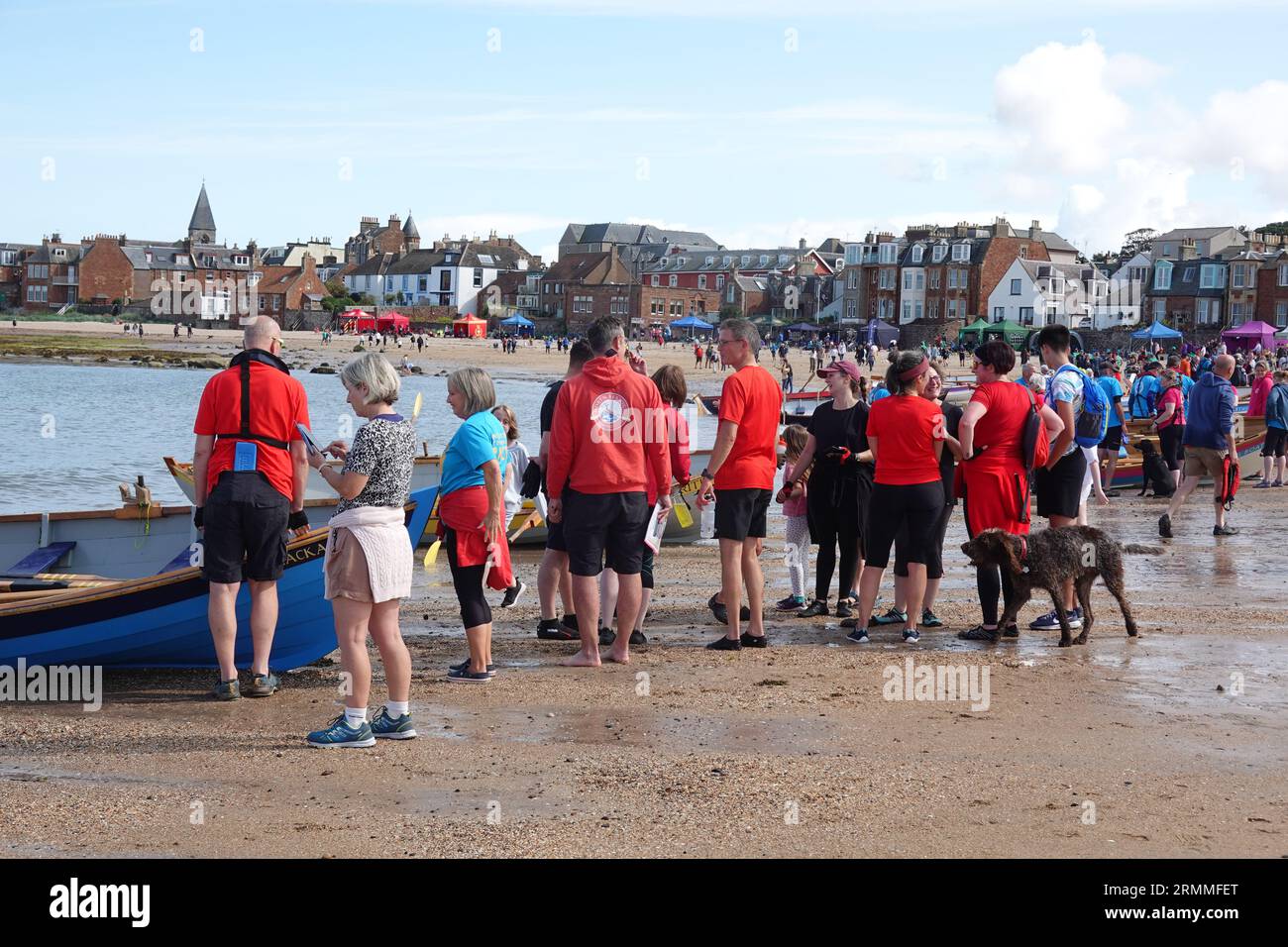 North Berwick Rowing Regatta, barche sulla spiaggia con concorrenti Foto Stock