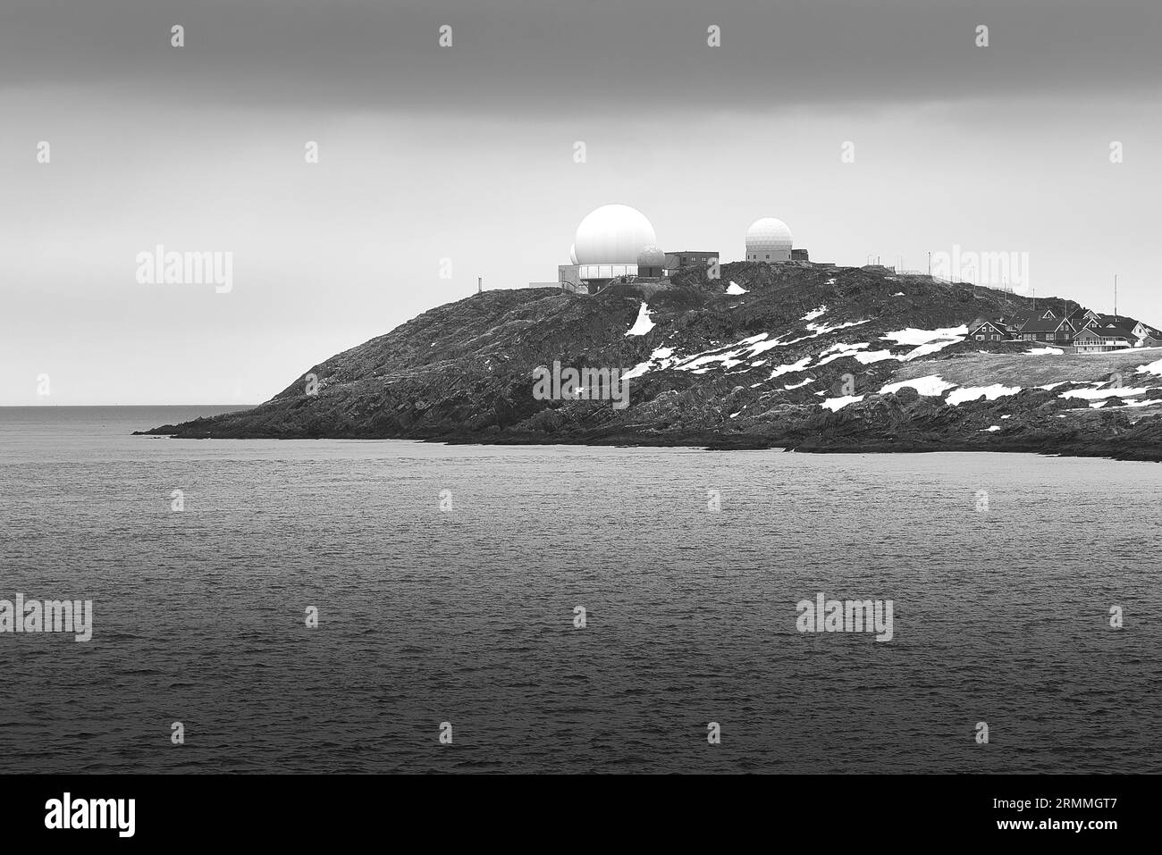 Foto in bianco e nero del Globus III, Left & the Globus II, Right, radar Domes, gestito dal Norwegian Intelligence Service (NIS) a Vardø, Norvegia Foto Stock