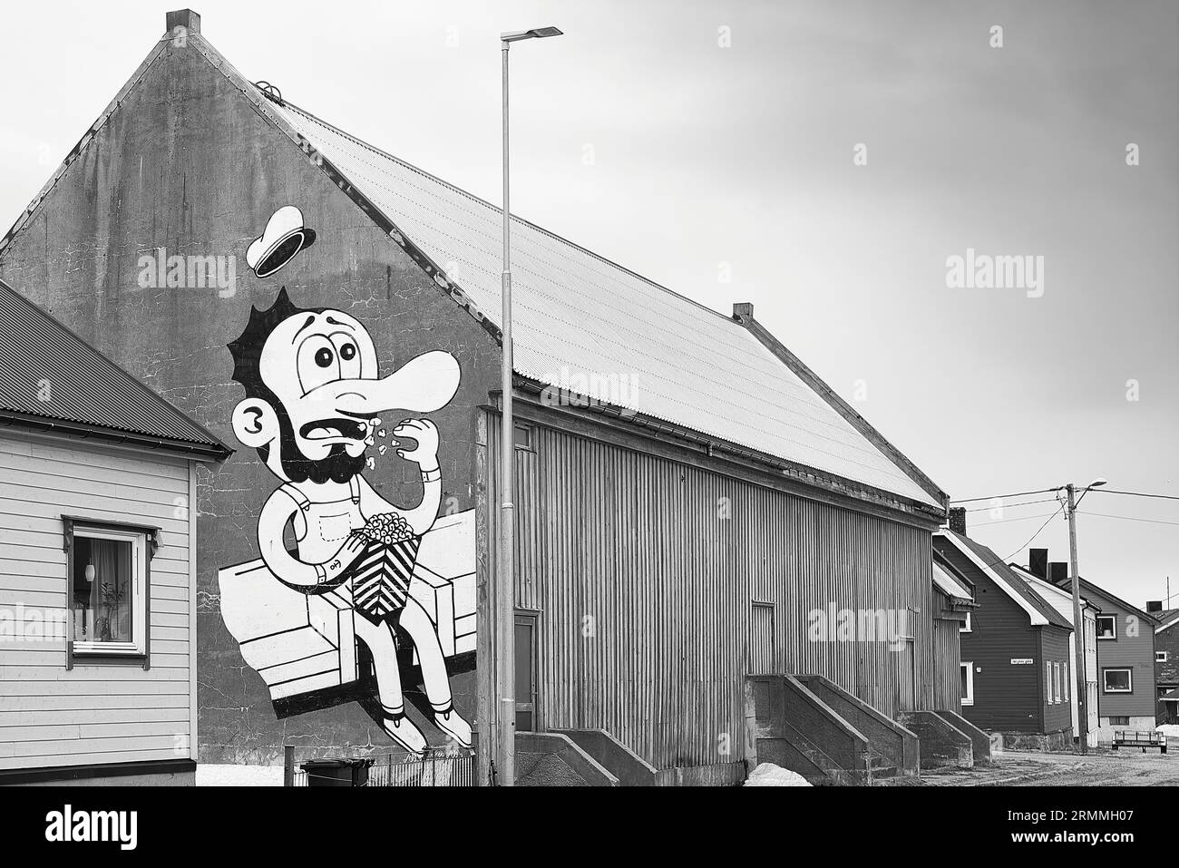 Foto in bianco e nero di Un'illustrazione di un fumetto su Un magazzino, una delle tante illustrazioni sparse per la città artica norvegese di Vardø. Norvegia Foto Stock