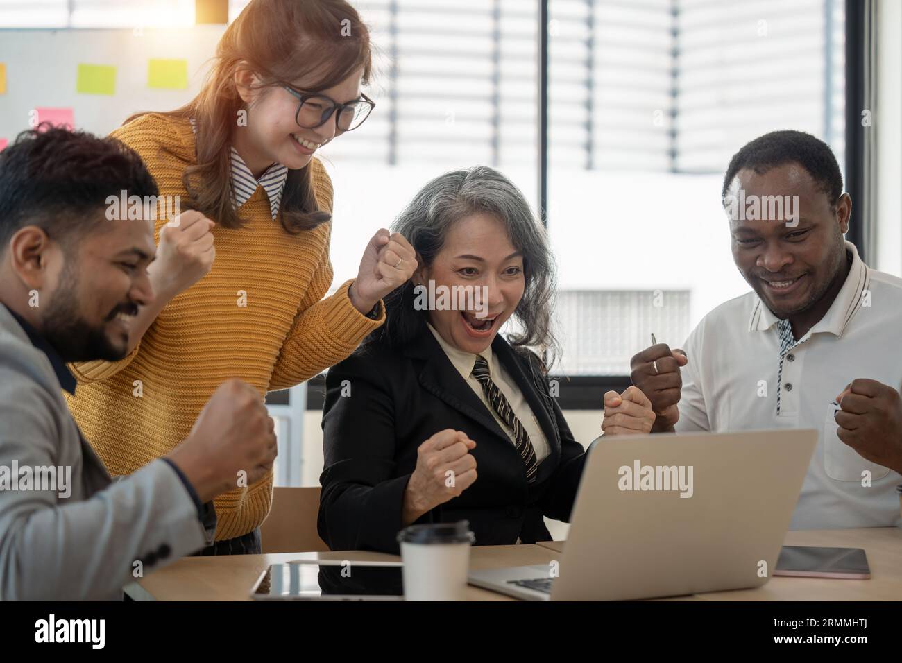 Gruppo di persone aziendali multietniche diverse, team di colleghi entusiasti e celebrano il successo. lavoro di squadra concetto di unione di successo Foto Stock