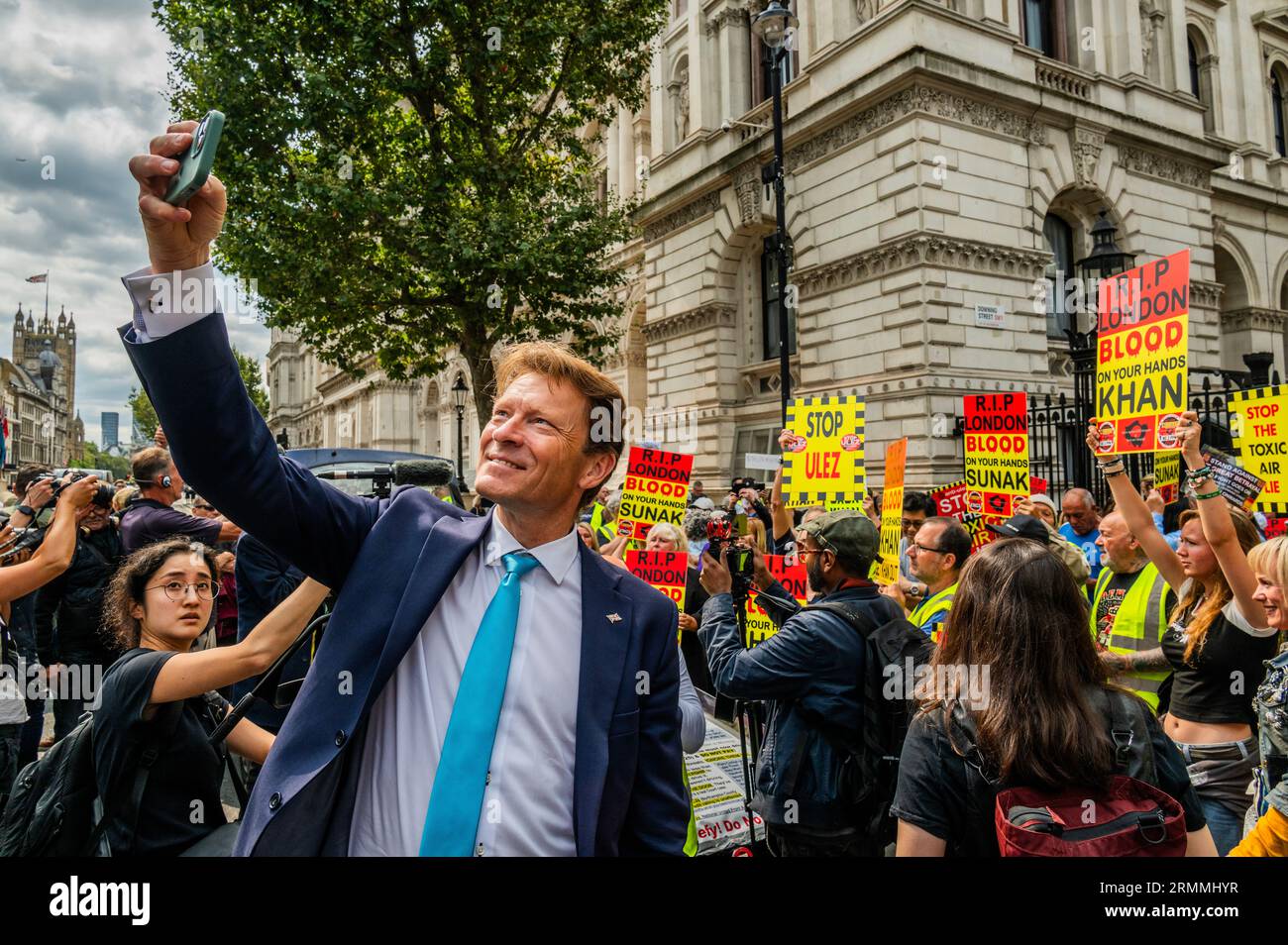 Londra, Regno Unito. 29 agosto 2023. Richard Tice, politico di destra e leader di Reform UK, presta il suo sostegno scattando un selfie: Fermare la ULEZ (zona a bassissima emissione) il giorno in cui la zona estesa entra in vigore per tutta Londra. È anche anti Sadiq Khan (sindaco di Londra) protesta a Whitehall. Crediti: Guy Bell/Alamy Live News Foto Stock