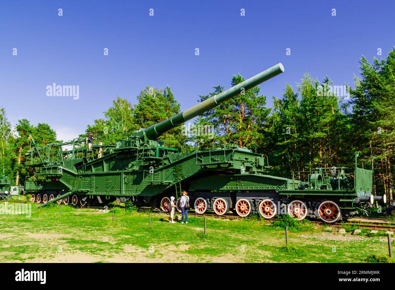 Krasnaya Gorka, Oblast' di Leningrado, Russia - 9 luglio 2023: Trasportatore d'artiglieria TM-3-12 con un cannone da 305 mm della corazzata 'Imperatore Alessandro III'. Foto Stock