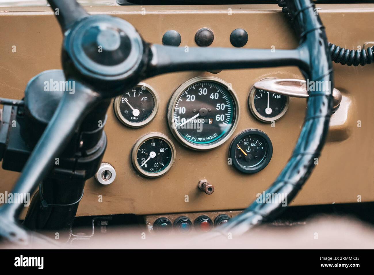 Interni collaudati nel tempo: L'antico cruscotto di un'auto militare presenta un design retrò, che ci riporta a un'epoca di automobili classiche. Foto Stock