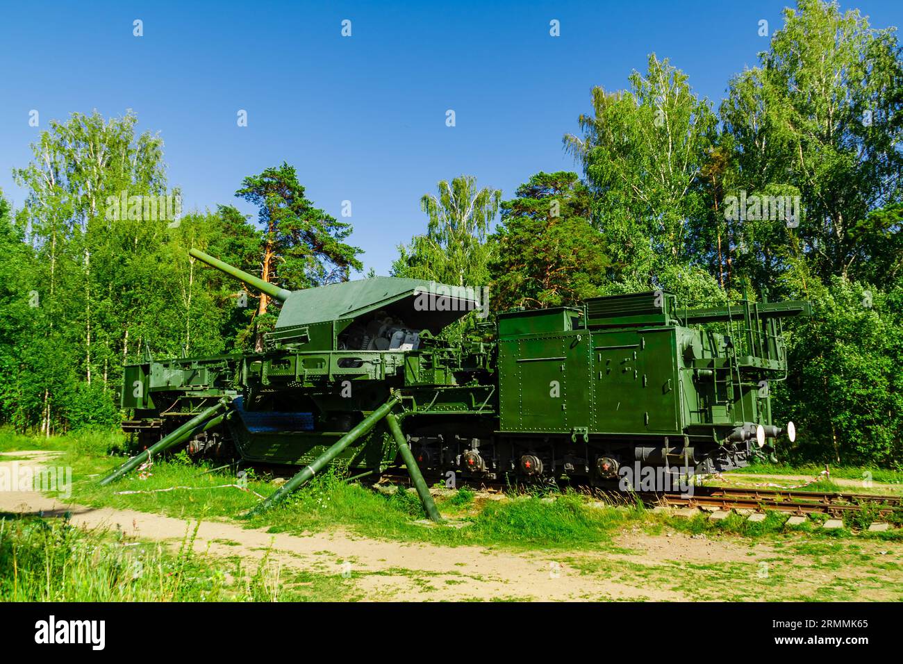 Krasnaya Gorka, Oblast' di Leningrado, Russia - 9 luglio 2023: Trasportatori di artiglieria TM-i-180 con un cannone da 180 mm. Fort 'Krasnaya Gorka'. Foto Stock