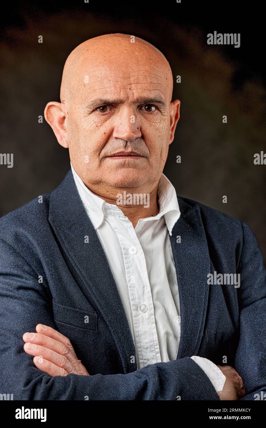 In un abbigliamento formale ma con un colletto aperto sportivo, un ritratto calvo dell'uomo anziano irradia disprezzo. Percepisce i giovani come deboli, ricordando i suoi Foto Stock