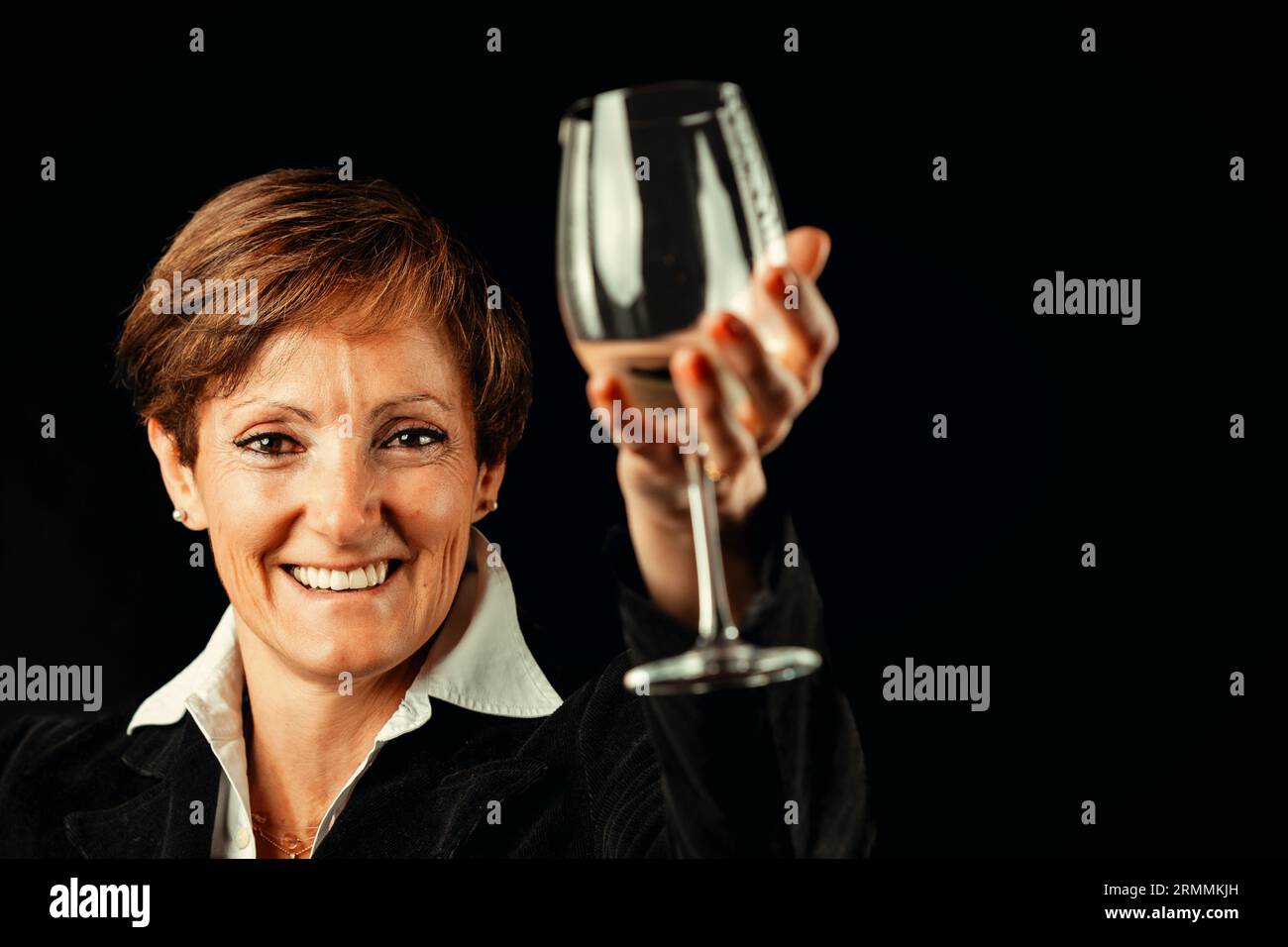 "Bevi un buon vino bianco!" suggerisce un'elegante anziana signora. Alzando un bicchiere di vino bianco, brinda alla salute e apprezza millenni europei W Foto Stock