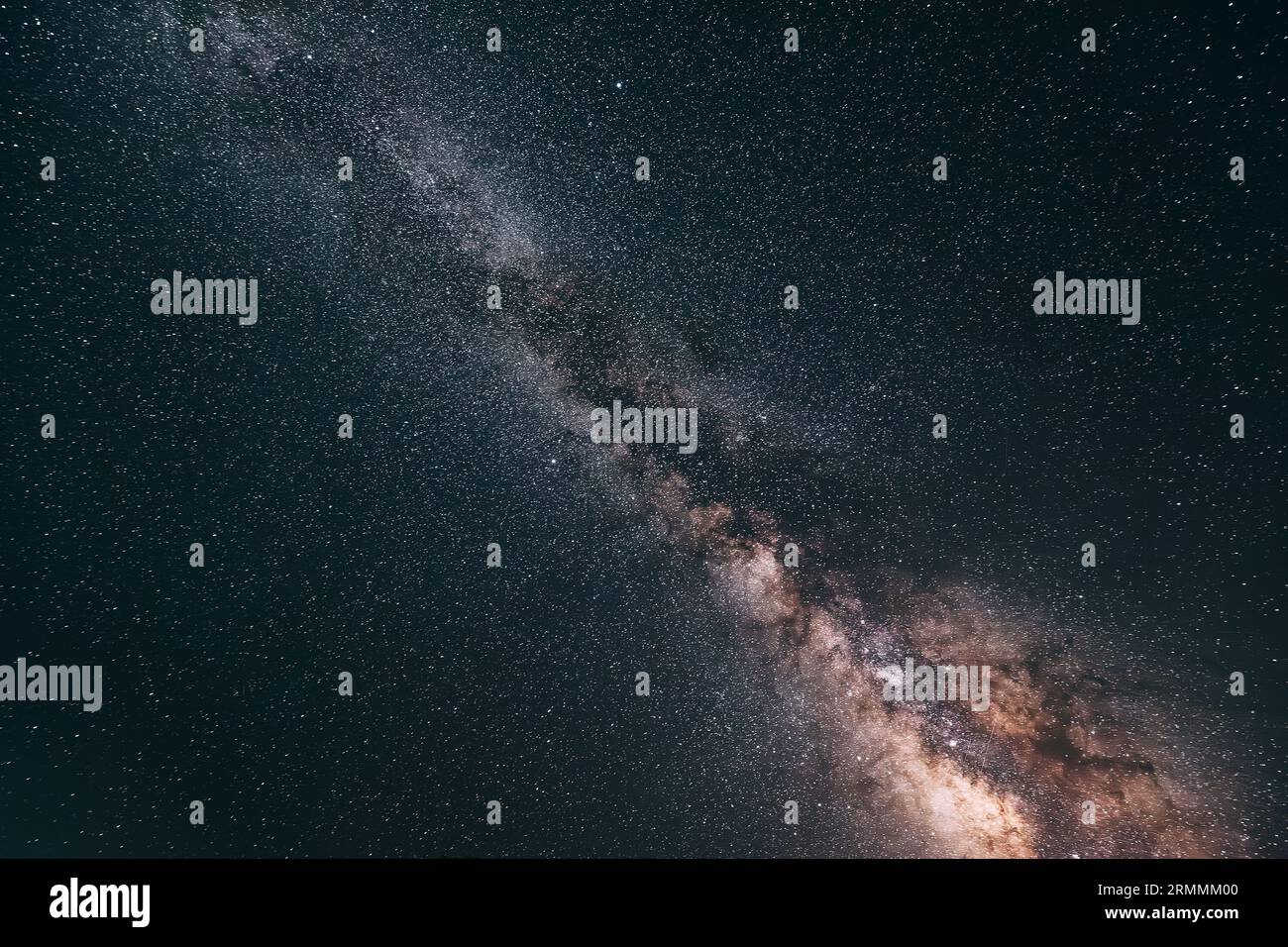 Una vista mozzafiato del cielo notturno, dove le meraviglie dell'universo prendono vita attraverso l'astronomia e l'esplorazione cosmica Foto Stock