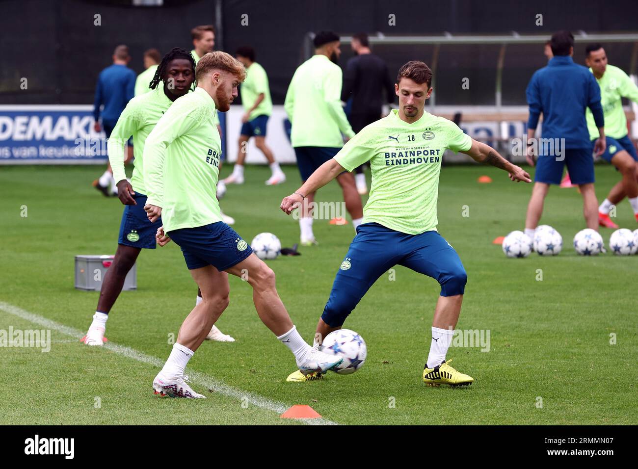 EINDHOVEN - (lr) Yorbe Vertessen, Olivier Boscagli in azione durante gli allenamenti che hanno portato alla seconda e ultima partita di play-off Champions League tra PSV e Scottish Rangers FC. VINCENT JANNINK paesi bassi Out - belgio Out Foto Stock