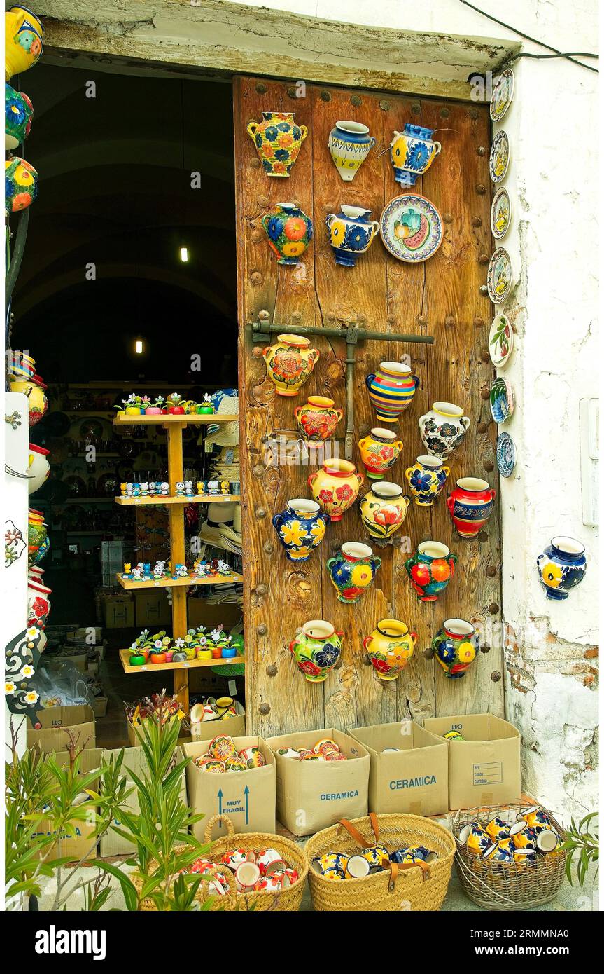 Pentole in ceramica in vendita in una porta di negozio, Frigiliana, Spagna  Foto stock - Alamy