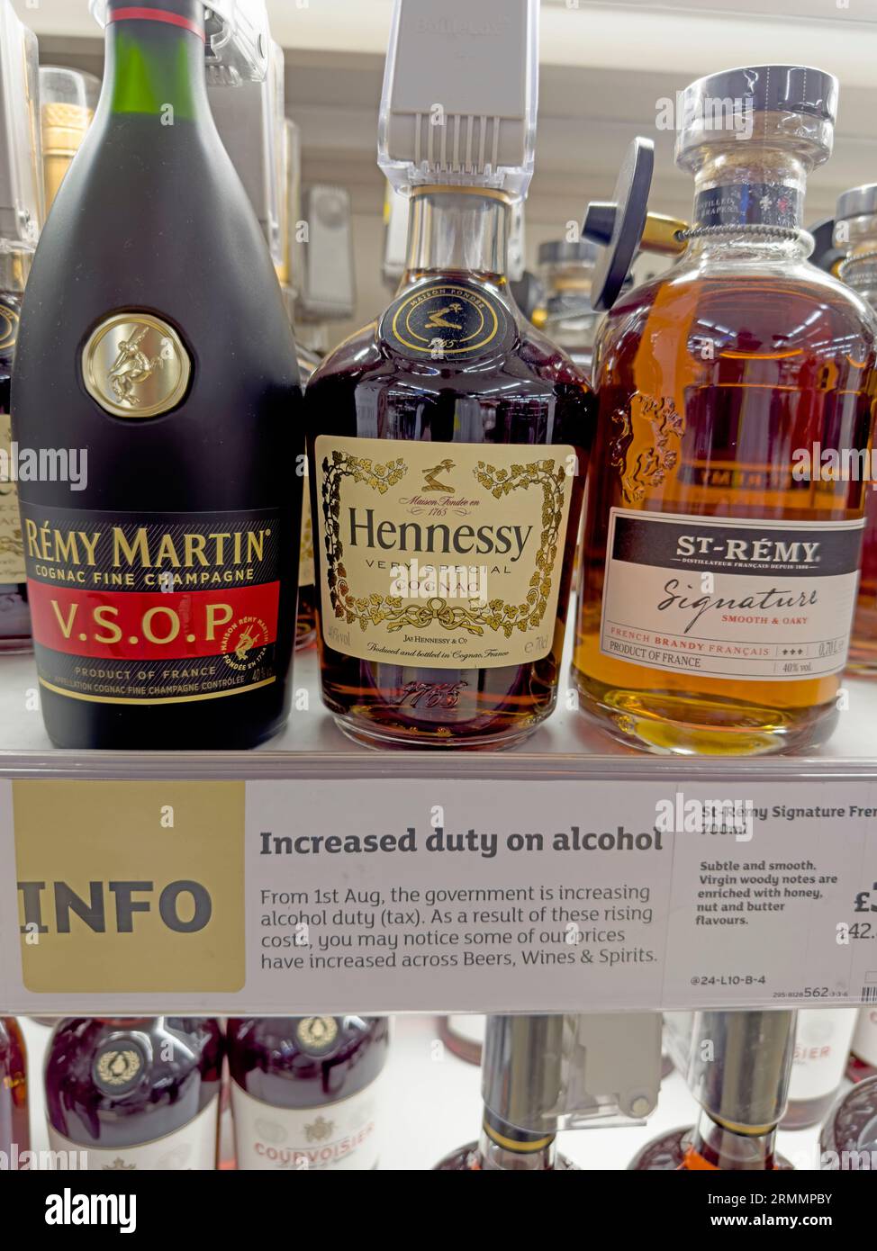 Aumento record dell'accisa sugli alcolici sotto il governo Tory, 1 agosto 2023, nel negozio Sainsburys di brandy, cognac e altri liquori e vini dopo la Brexit Foto Stock