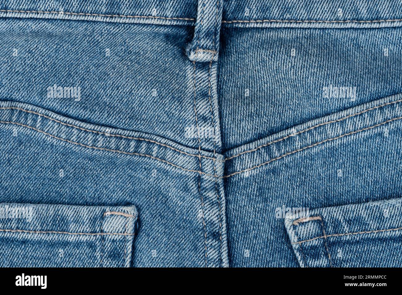 Sfondo blu jeans con cuciture e tasche per una vista ravvicinata Foto Stock