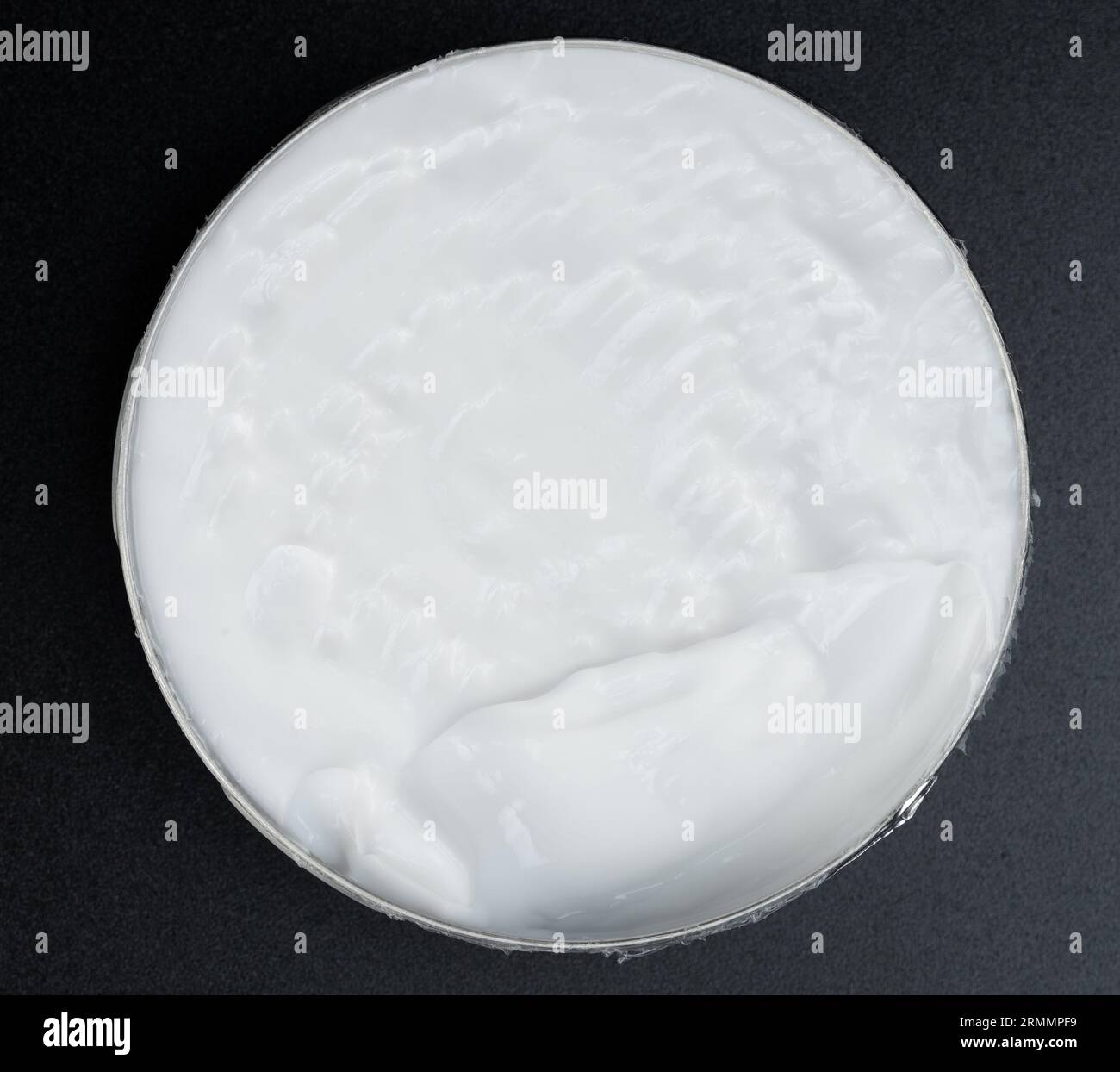 Scatola aperta con vista dall'alto color crema bianca isolata sullo sfondo dello studio Foto Stock