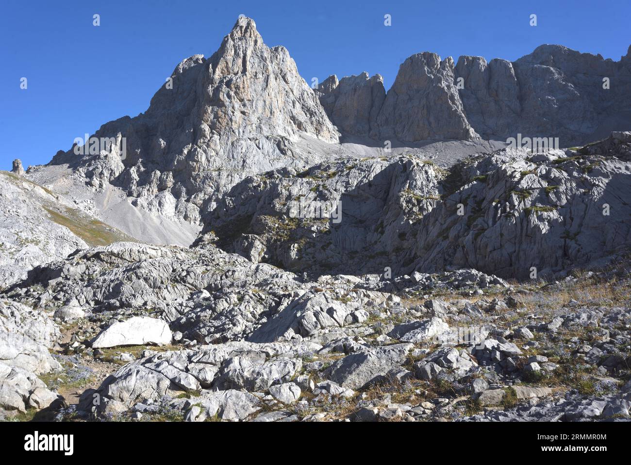 Torre de Penalba, Picos de Europa, Spagna settentrionale, vista dal sentiero a sud-est del Refugio Collado Hermoso. Foto Stock