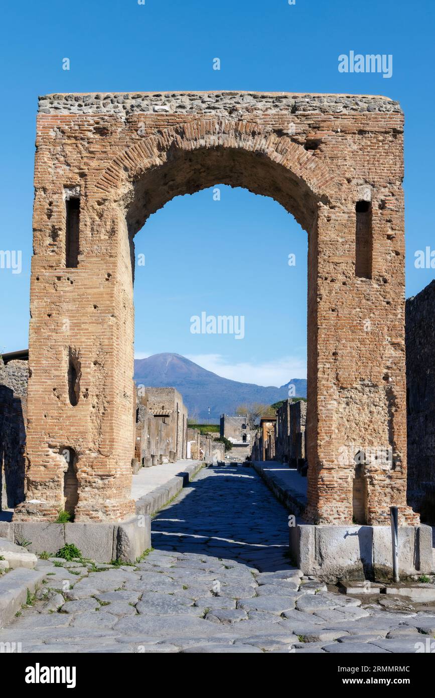 Sito archeologico di Pompei, Campania, Italia. Arch of Caligula è il nome attuale. È stato variamente conosciuto come l'Arco di Tiberio, l'Arco di Foto Stock