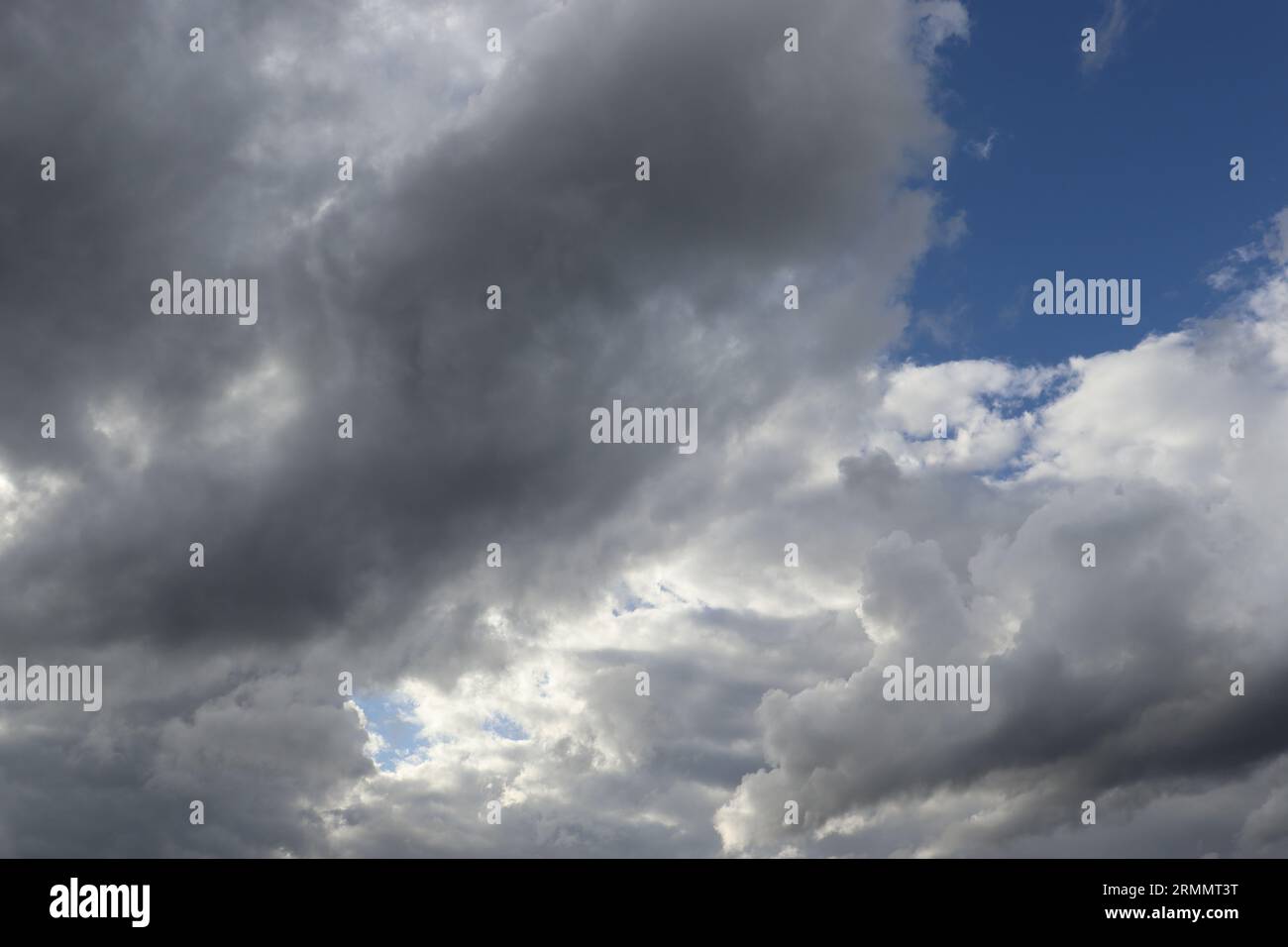 Cielo, nuvole, sole... Foto Stock