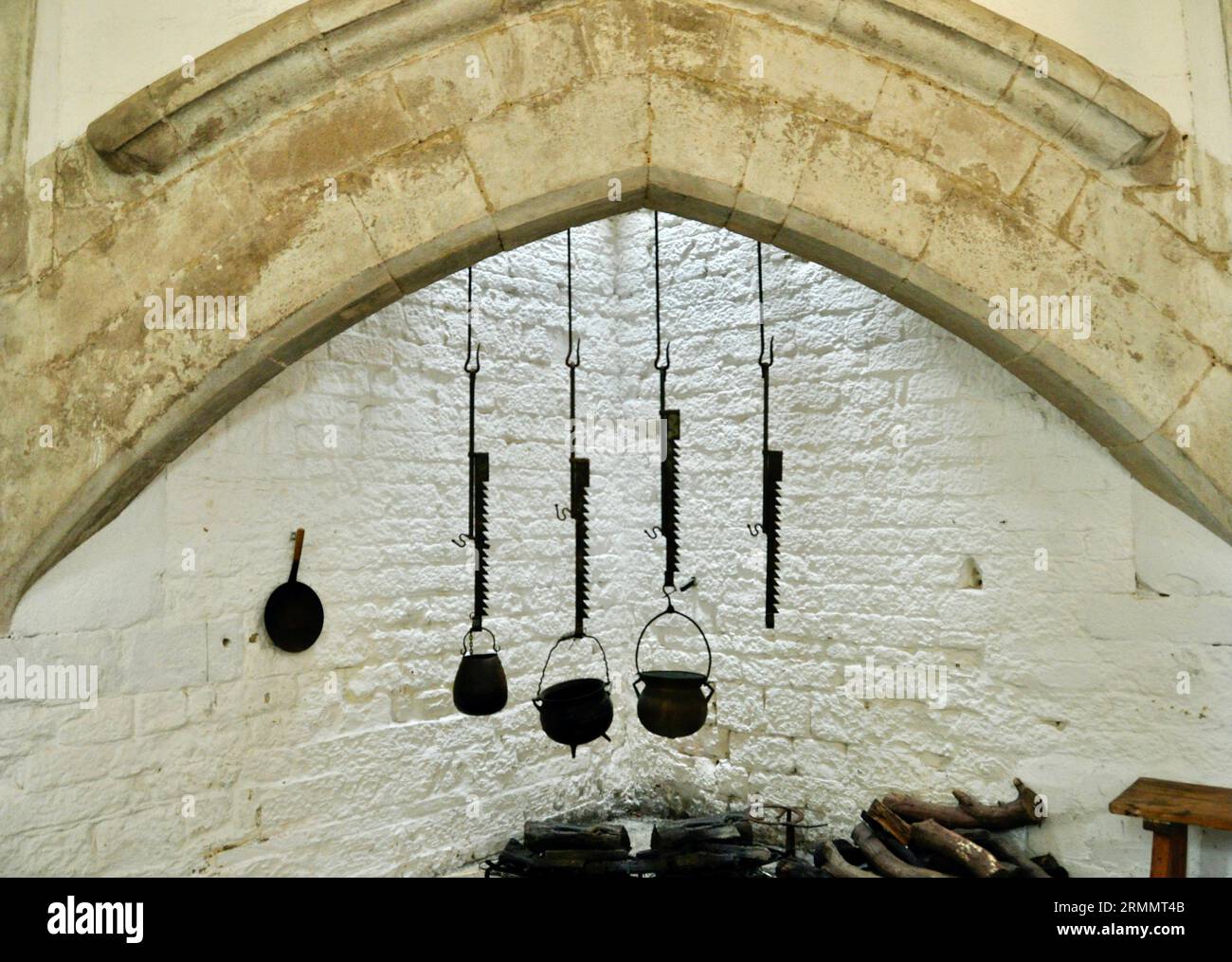 Abbot's Kitchen Glastonbury Abbey - cucina medievale - Hearth con pentole e padelle sospese Foto Stock