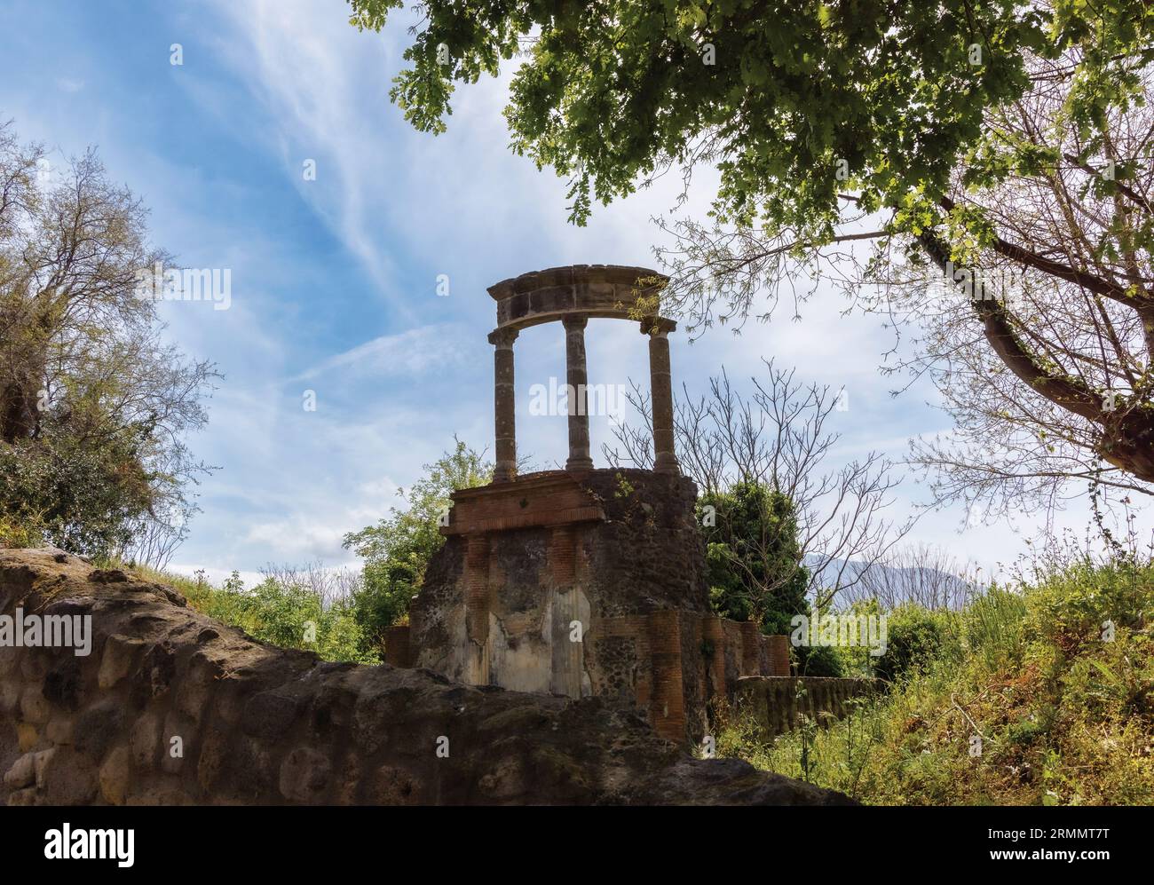 Sito archeologico di Pompei, Campania, Italia. Mausoleo della famiglia Istacidi presso la necropoli di porta Ercolano. Pompei, Ercolano e Torre Foto Stock
