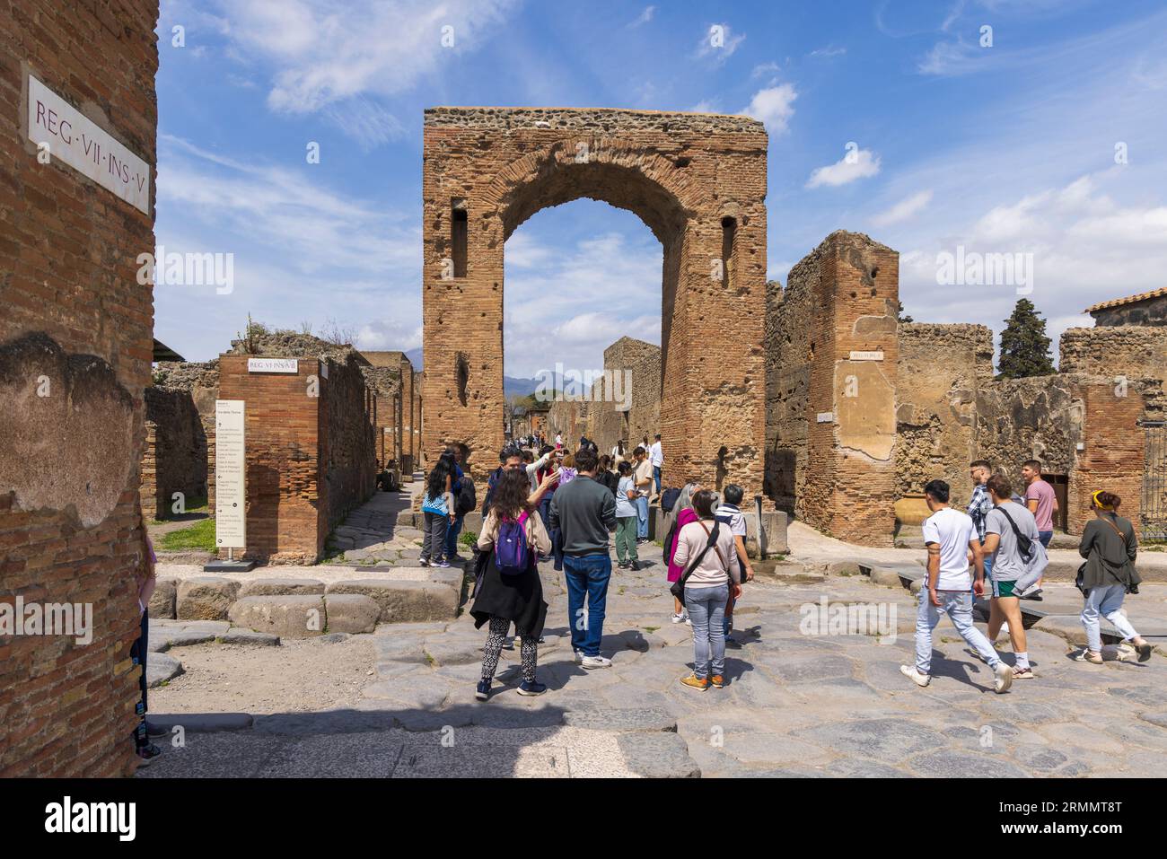 Sito archeologico di Pompei, Campania, Italia. Arch of Caligula è il nome attuale. È stato variamente conosciuto come l'Arco di Tiberio, l'Arco di Foto Stock