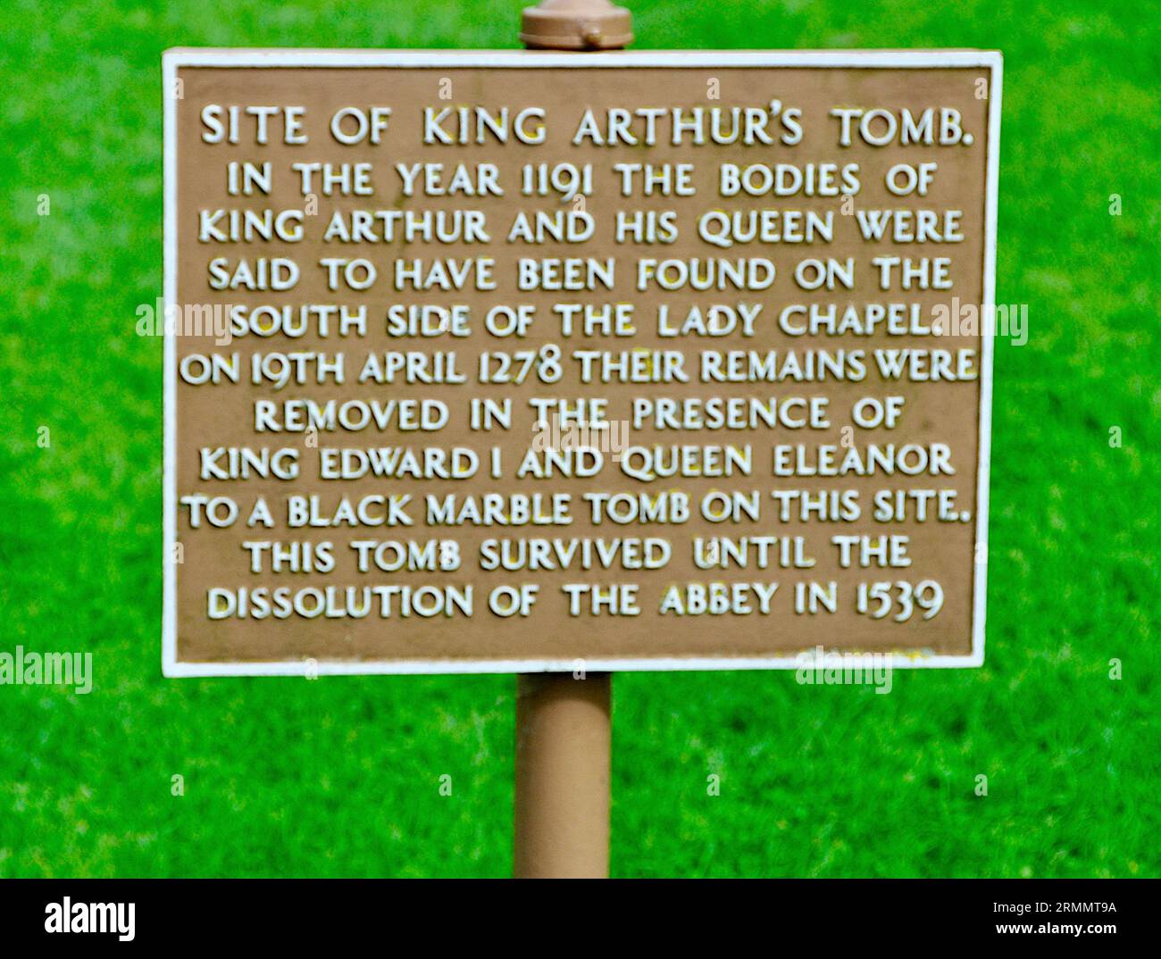 Qui si trova Artù il Re una volta e futuro - sito della Tomba di Re Artù - Abbazia di Glastonbury Foto Stock