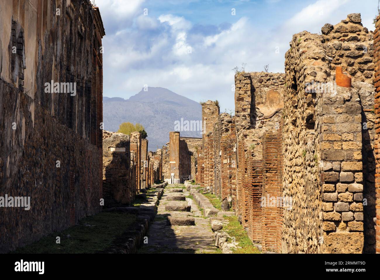 Sito archeologico di Pompei, Campania, Italia. Strada scavata con pietre a gradini. Pompei, Ercolano e Torre Annunziata sono collettivamente des Foto Stock