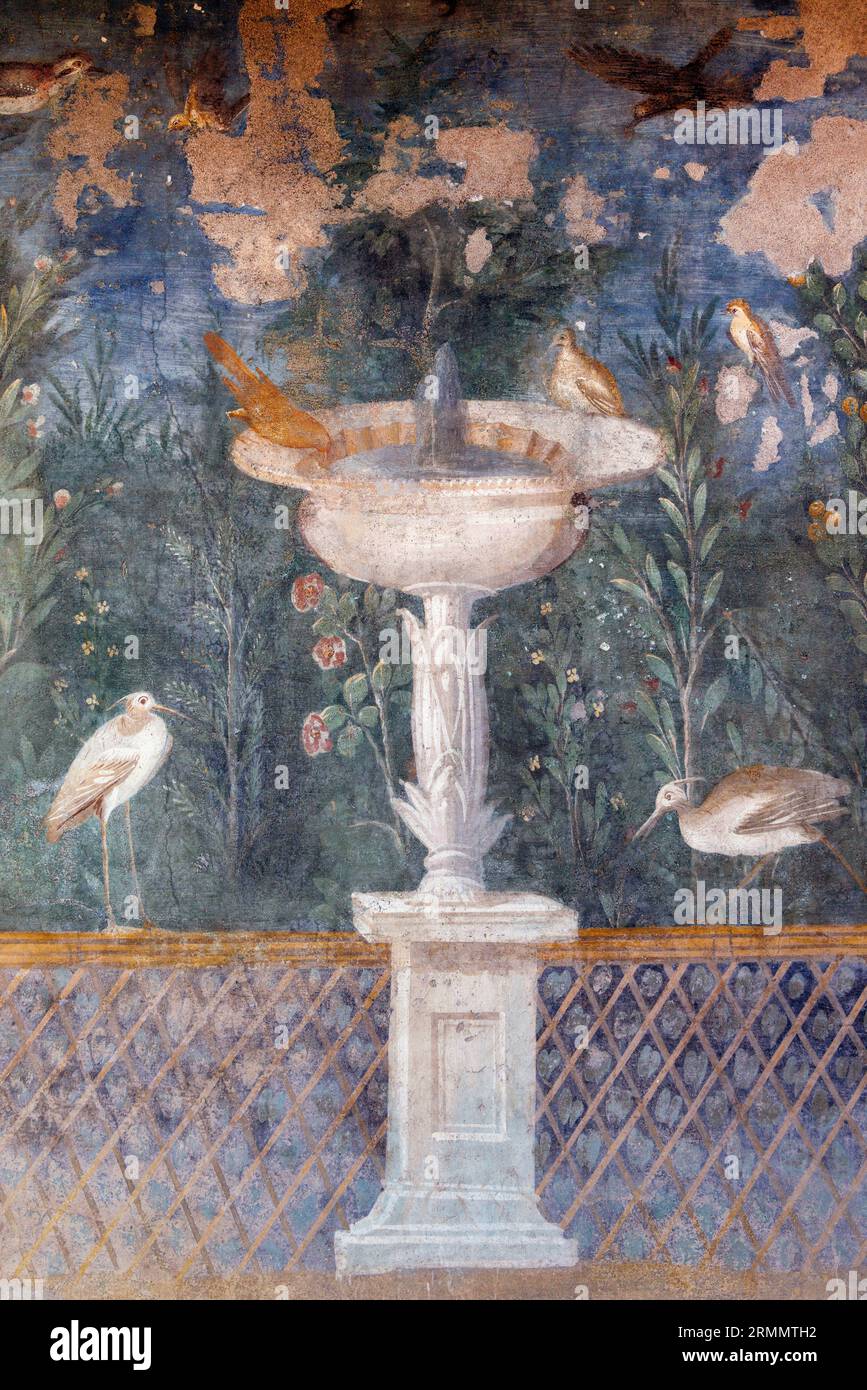 Sito archeologico di Pompei, Campania, Italia. Affresco di uccelli che bevono presso la fontana del giardino della Casa di Venere in un conchiglia. Casa della Venere in conc Foto Stock