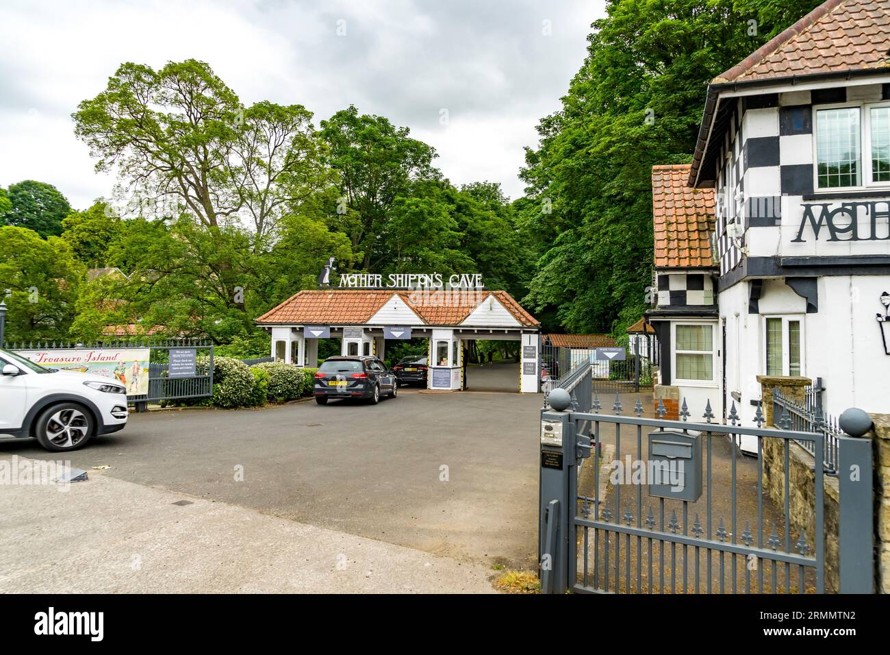 Ingresso alla grotta Mother Shiptons, Knaresborough, North Yorkshire, Inghilterra, Regno Unito Foto Stock