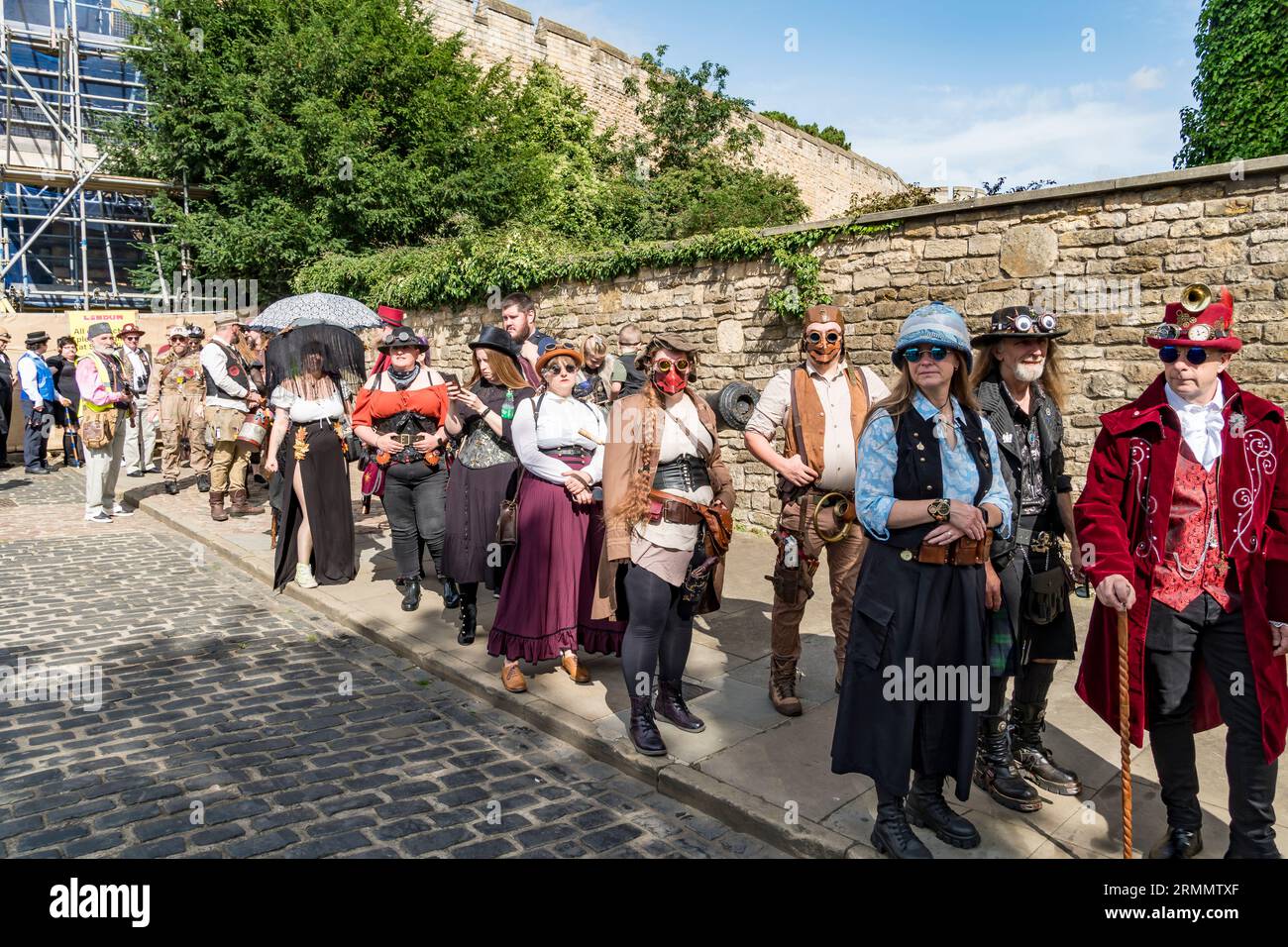 Persone in vari stili di costume, Steampunk Lincoln 2023, Castle Hill, Lincoln City, Lincolnshire, Inghilterra, Regno Unito Foto Stock