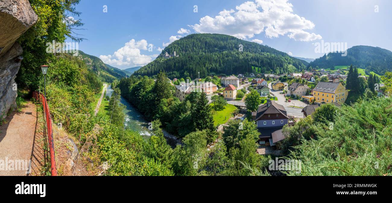 Ramingstein: Villaggio di Ramingstein, castello di Finstergrün, fiume Mur a Lungau, Salisburgo, Austria Foto Stock