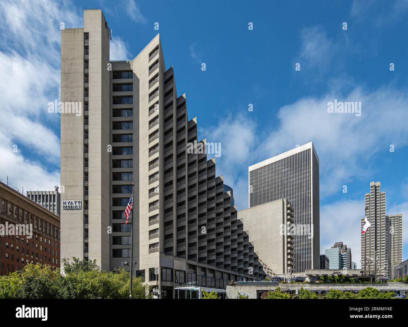 San Francisco, CA, USA - 12 luglio 2023: Hotel Hyatt Regency su Embarcadero Plaza sotto il blu del paesaggio. Altri alti edifici adibiti a uffici di Financial distr Foto Stock