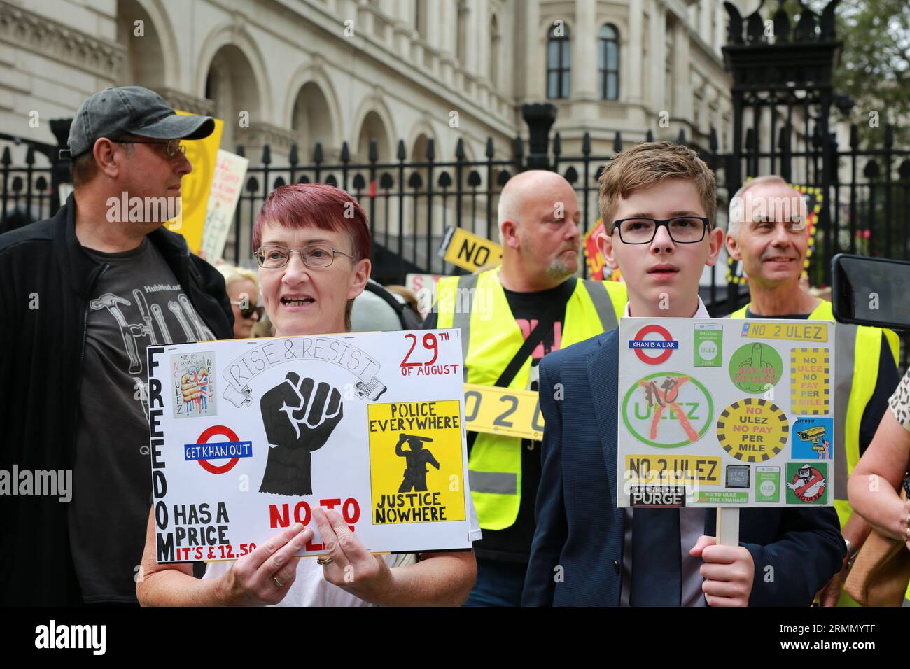 Londra, Regno Unito. 29 agosto 2023. Protesta anti-ULEZ fuori Downing Street a Londra. Il controverso schema ULEZ (Ultra Low Emission zone) del sindaco di Londra Sadiq Khan è stato esteso in tutta la grande Londra da oggi e richiede alle persone con veicoli non conformi di pagare £ 12,50 al giorno quando guidano per la capitale. Credito: Waldemar Sikora / Alamy Live News Foto Stock