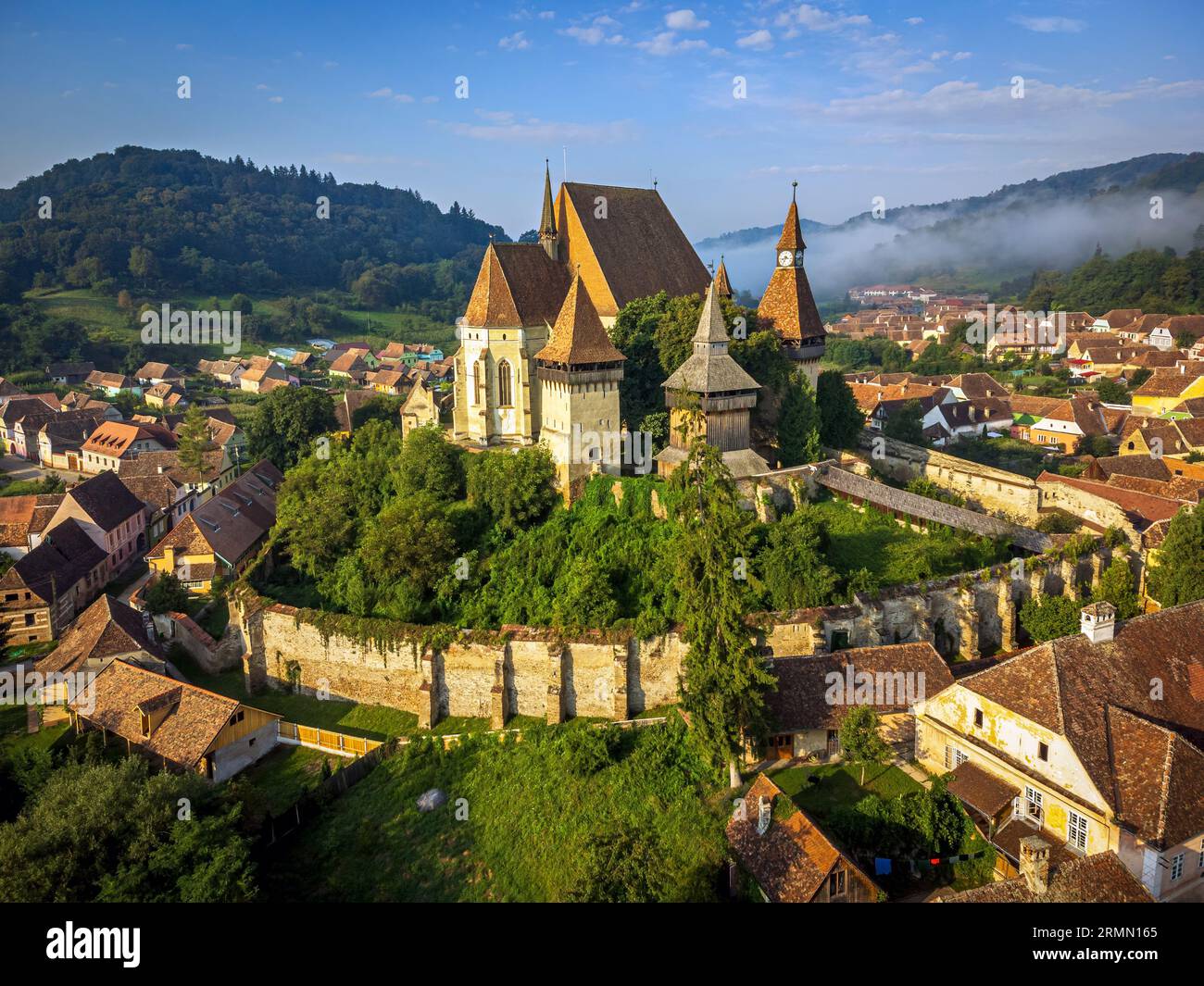 Il borgo medievale sassone di Biertan e la sua chiesa fortificata durante una mattinata da sogno. Foto scattata il 17 agosto 2023 a Biertan, contea di Sibiu, R. Foto Stock