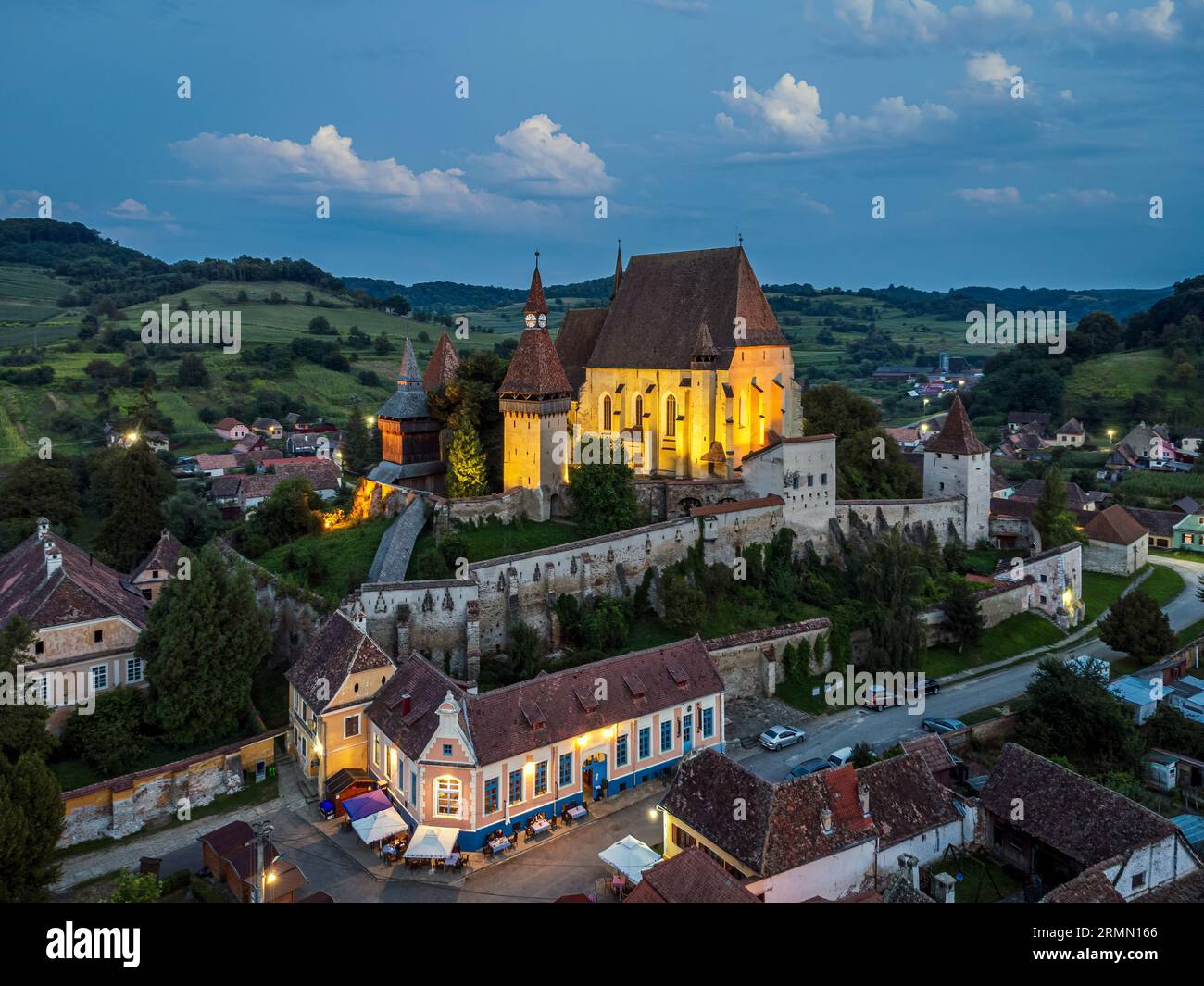Il borgo medievale sassone di Biertan e la sua chiesa fortificata durante una serata di ore blu. Foto scattata il 17 agosto 2023 a Biertan, contea di Sibiu Foto Stock