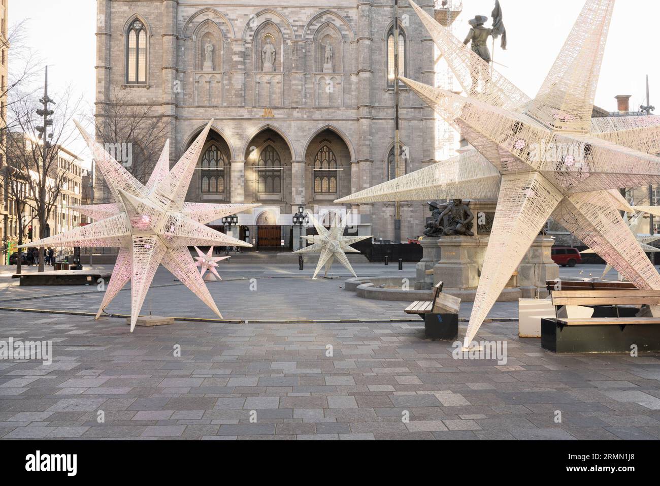 Montreal vecchia, Place d'Armes con la basilica di Notre Dame sullo sfondo con decorazioni natalizie. Foto Stock