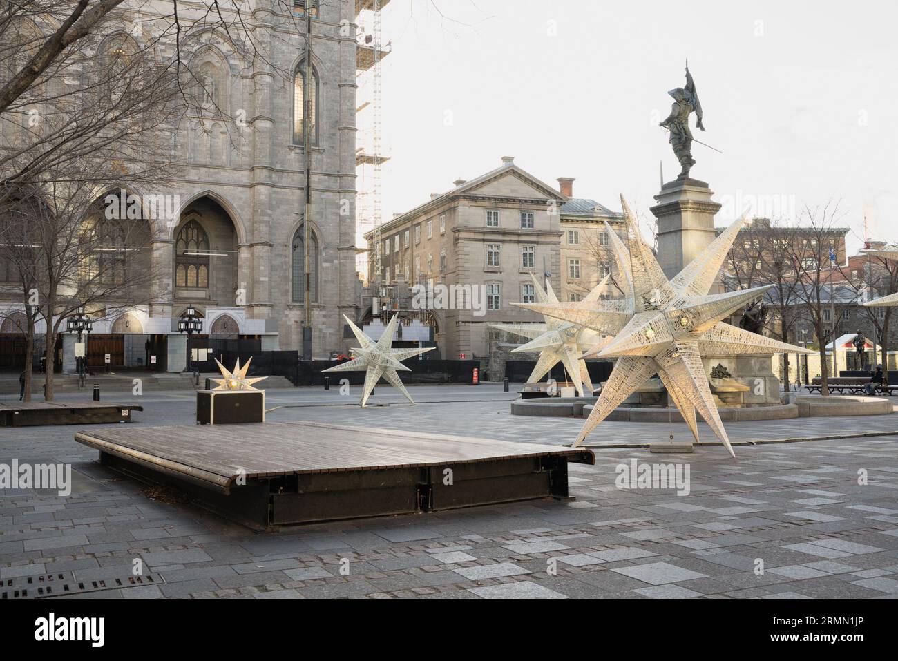 Montreal vecchia, Place d'Armes con la basilica di Notre Dame sullo sfondo con decorazioni natalizie. Foto Stock