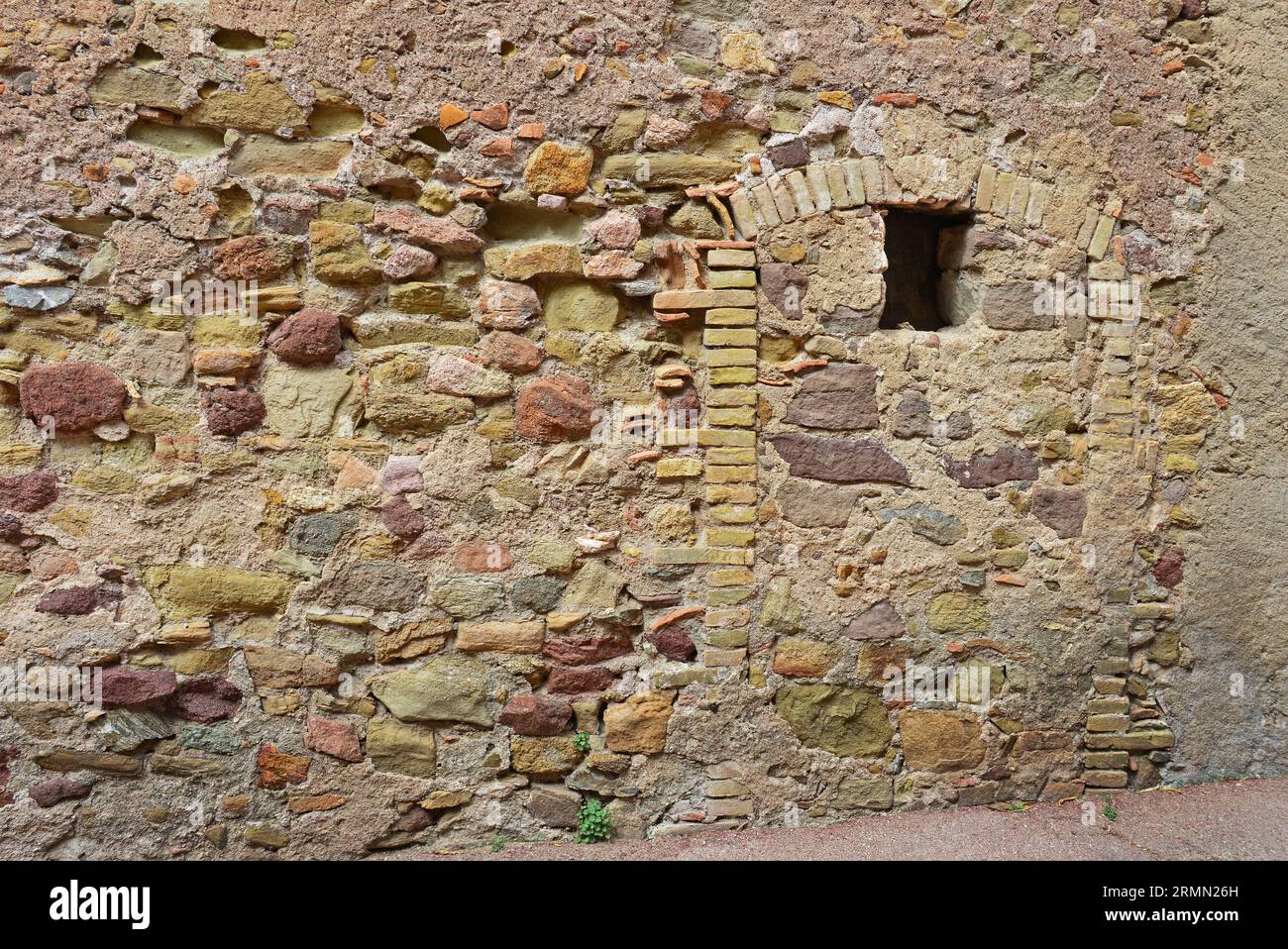 Porta in muratura in un vecchio muro a Roquebrune-sur-Argens, nel sud della Francia Foto Stock