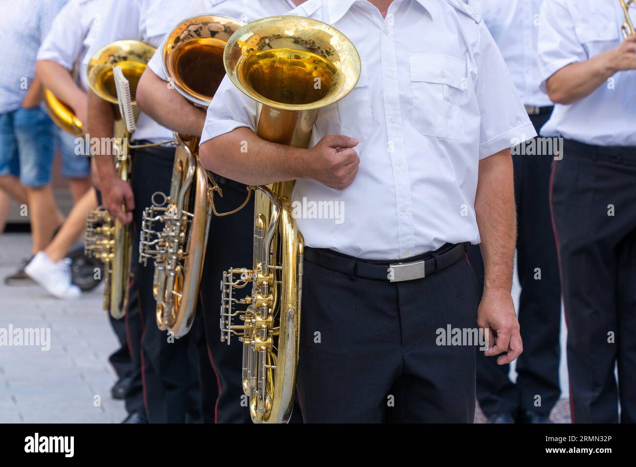 Musicisti militari con corno baritono in mano Foto Stock