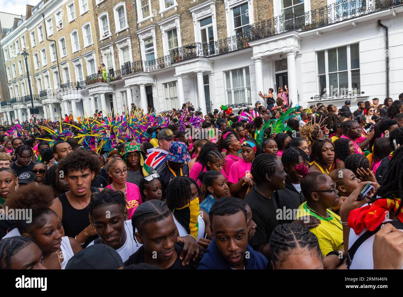 Folle al Notting Hill Carnival Grand Parade 2023, Londra, Regno Unito. Accanto alle proprietà a Chepstow Road, W2 Foto Stock