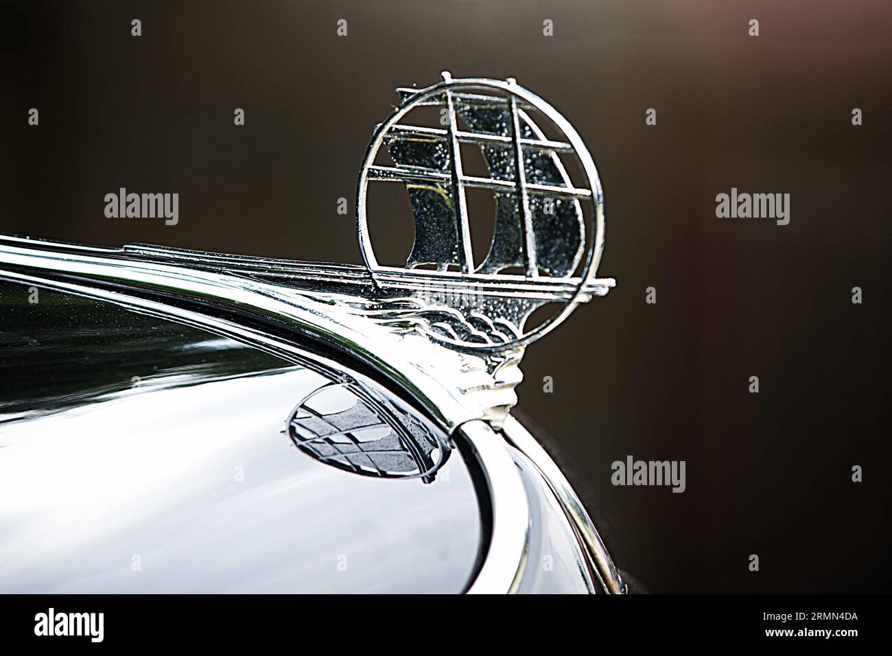 Dennis Festival Days. Il cappuccio decorato su un'antica berlina Plymouth Foto Stock