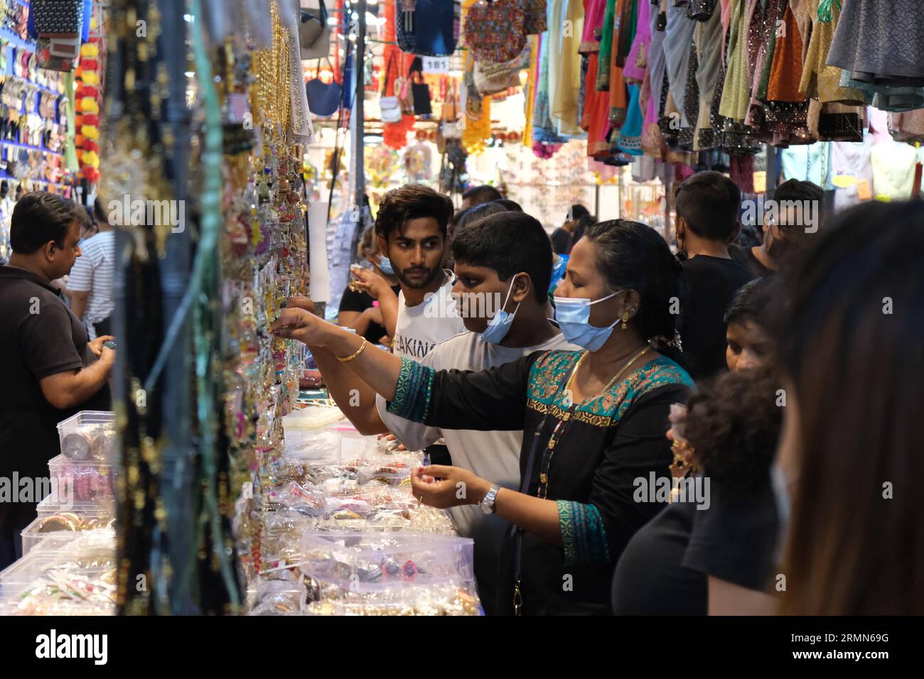 I clienti guardano gioielli economici in un mercato notturno Deepawali a Little India, Singapore. 22/10/2022 Foto Stock