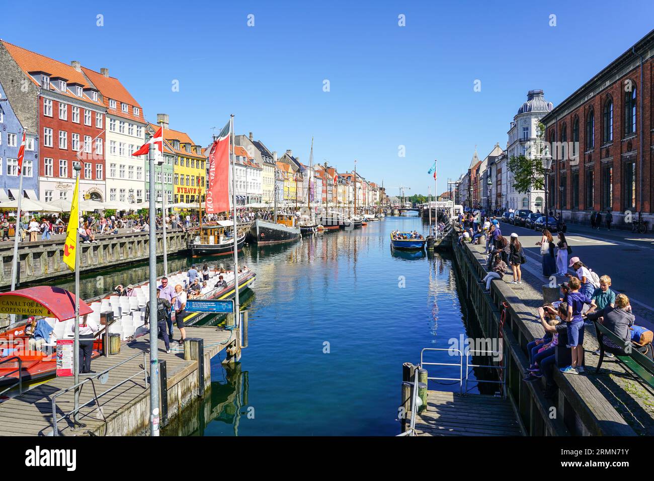 Copenaghen, Danimarca - 30 maggio 2023: Splendide facciate colorate e barche nel quartiere Nyhavn di Copenaghen, Danimarca, Europa Foto Stock