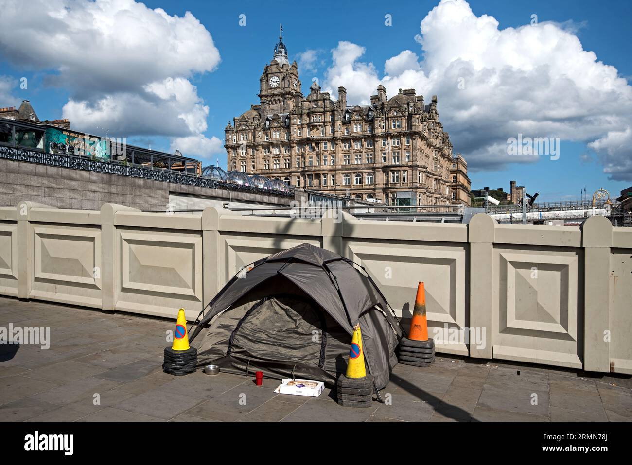 Tenda per senzatetto sul Waverley Bridge con il Balmoral Hotel a cinque stelle sullo sfondo. Edimburgo, Scozia, Regno Unito. Foto Stock
