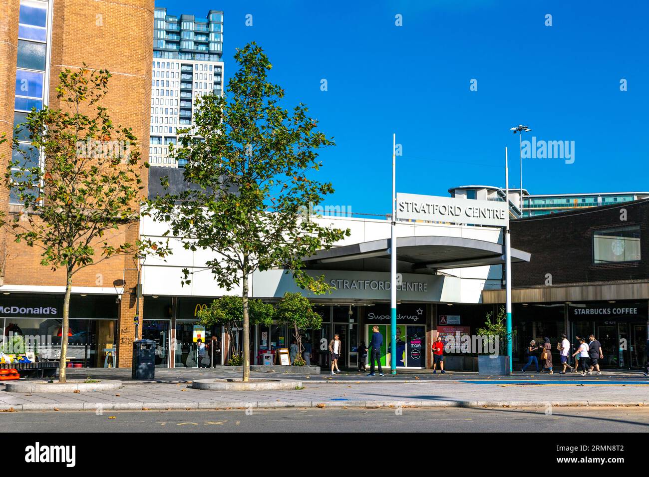 Esterno del centro commerciale Stratford Centre e del mercato al coperto, Startford, Londra, Inghilterra Foto Stock