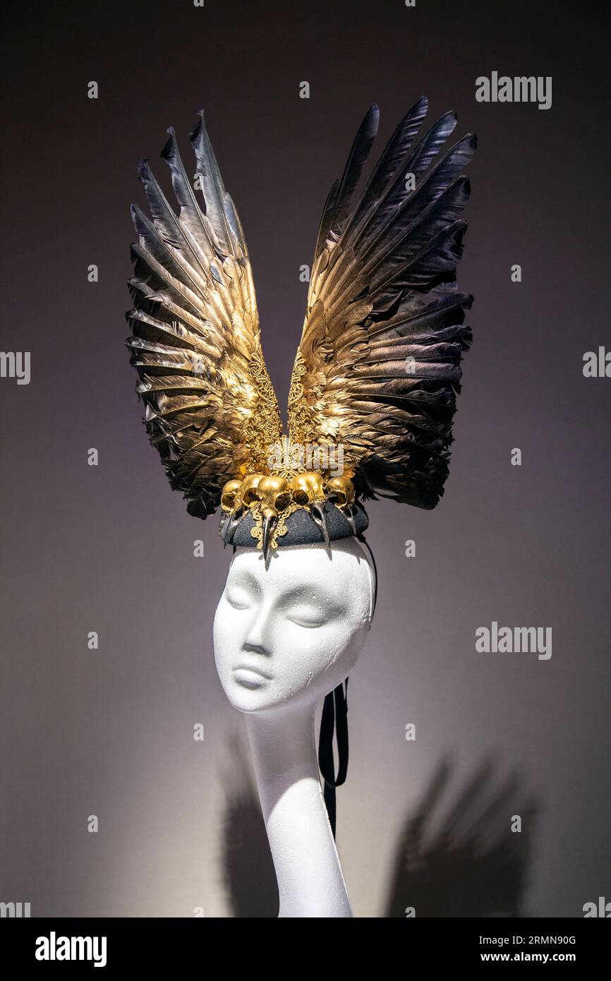Raven Queen Feather Headdress disegnato da Yuan li London, Christie's Lates: Year of the Rabbit 2023, Londra, Inghilterra Foto Stock