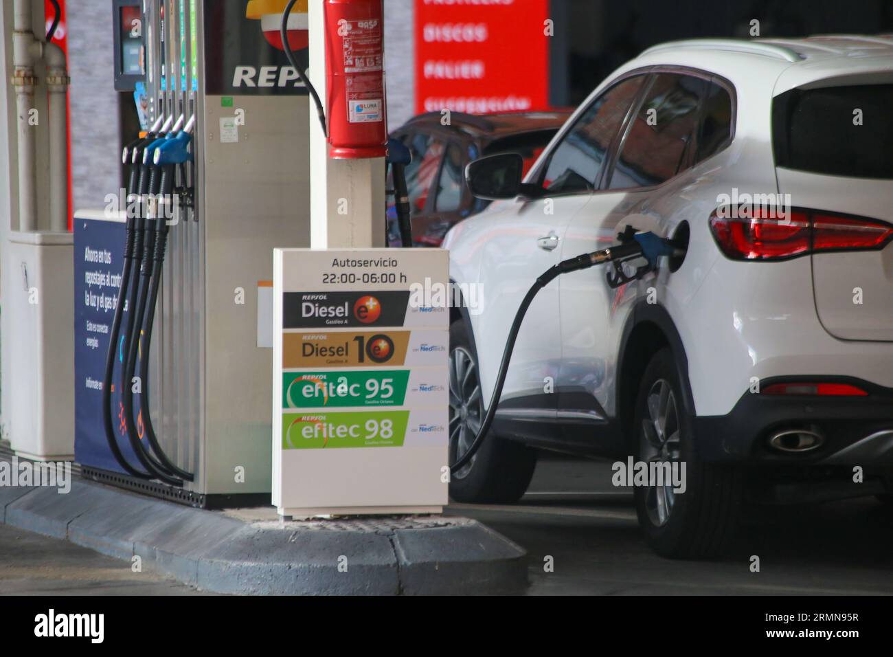Oviedo, Asturie, 29 agosto 2023: Un veicolo che rifornisce al prezzo della benzina supera i 1,8 euro e quello del diesel supera i 1,7 euro dopo otto settimane in aumento, il 29 agosto 2023, a Oviedo, in Spagna. Credito: Alberto Brevers / Alamy Live News. Foto Stock