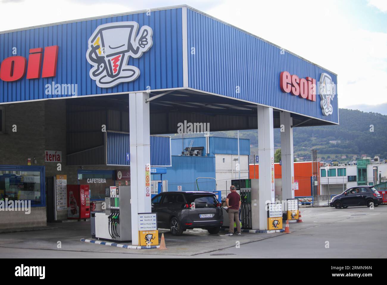 Colloto, Asturie, 29 agosto 2023: Vista generale di una stazione di servizio Esoil durante il prezzo della benzina supera i 1,8 euro e quella del gasolio supera i 1,7 euro dopo otto settimane in aumento, il 29 agosto 2023, a Colloto, in Spagna. Credito: Alberto Brevers / Alamy Live News. Foto Stock